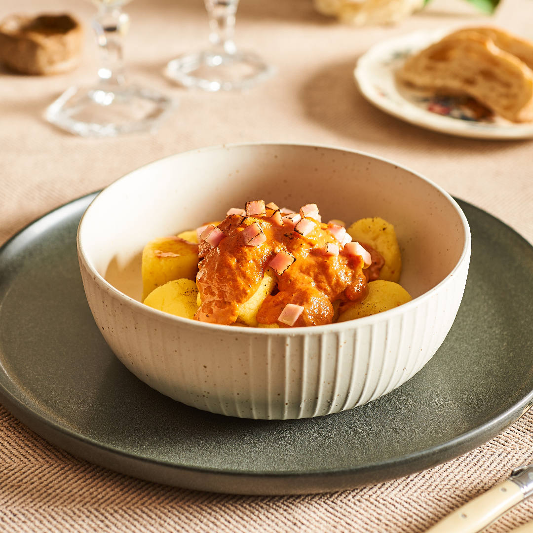 Ñoquis de sémola con salsa rosso y jamón