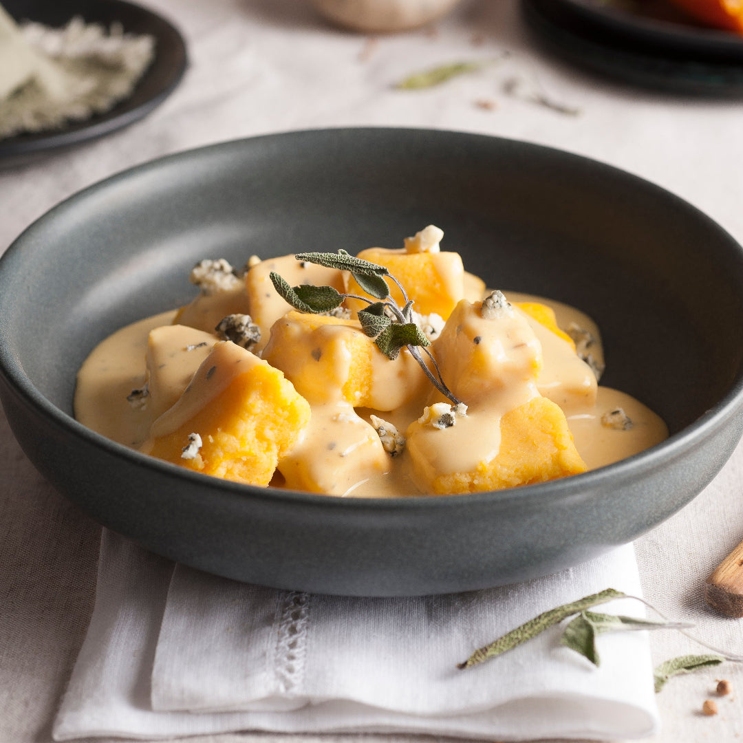 Ñoquis de sémola con salsa de zapallo y queso azul