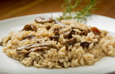 Risotto con setas  porcini y crujiente de parmigiano y avellanas